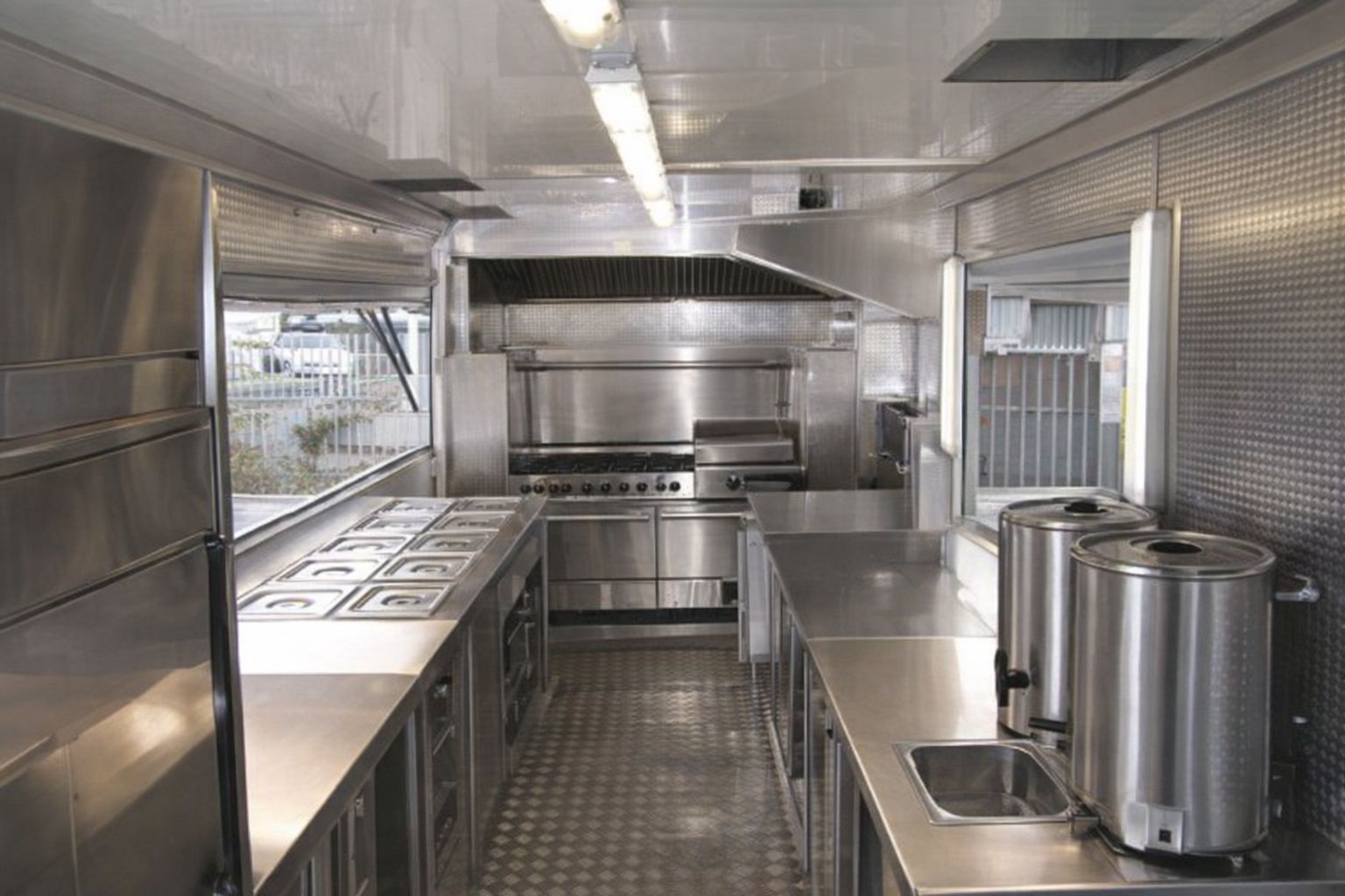 Intérieur moderne en inox d'un food truck ou utilitaire de restauration aménagé.