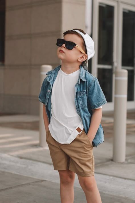 Jeune garçon habillé avec un look d'été tendance et décontracté.