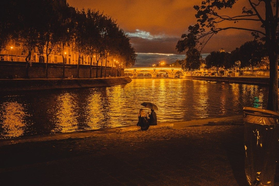 Quai parisien éclairé au bord de l