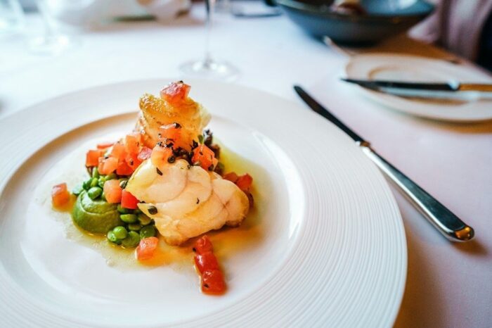 Assiette bistronomique de poisson, légumes verts et dés de tomate